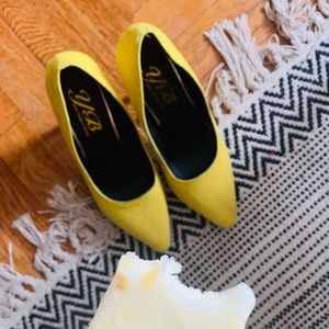 Beautiful yellow pumps